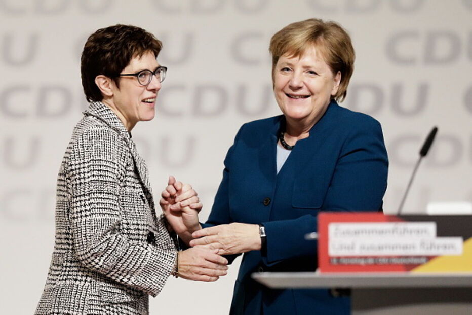 Annegret Kramp-Karrenbauer com Merkel