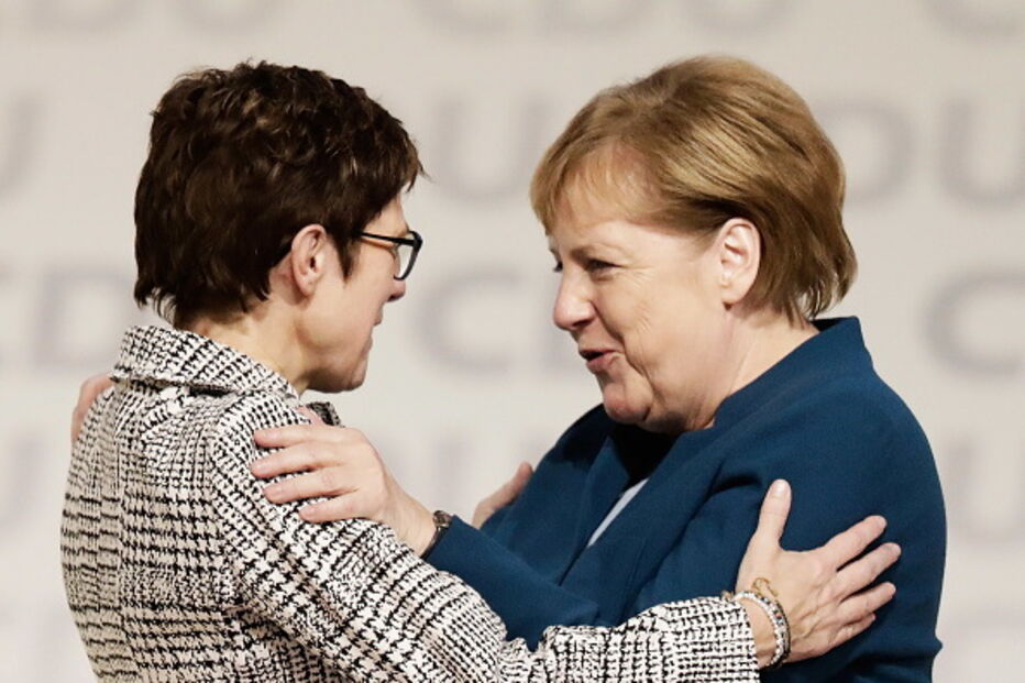 Annegret Kramp-Karrenbauer com Merkel