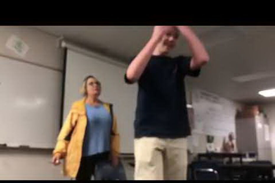 Professora Margaret Gieszinge detida por cortar cabelo a aluno