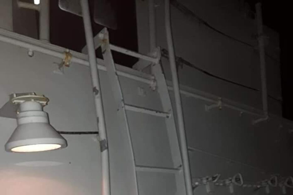 Escada do convés para a coberta da fragata Corte-Rea