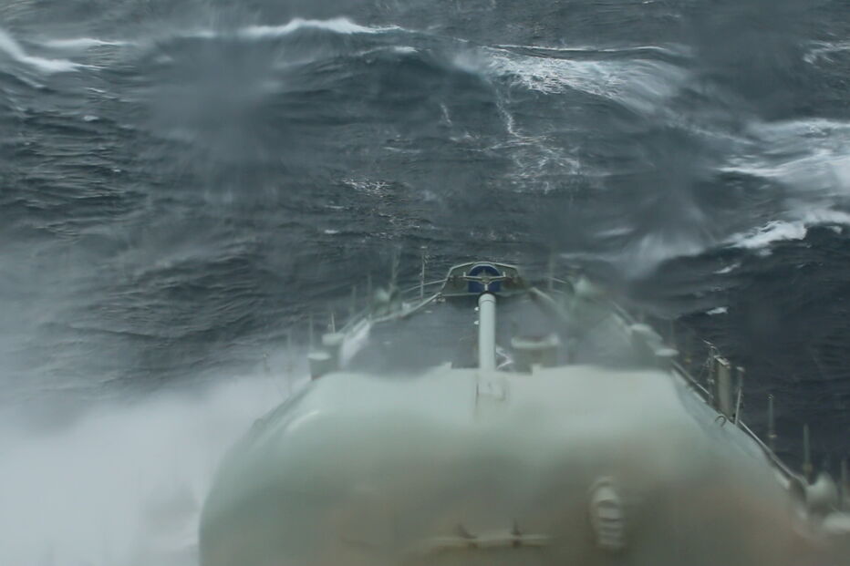 Ondas de 15 metros danificam fragata Corte-Real na Biscaia