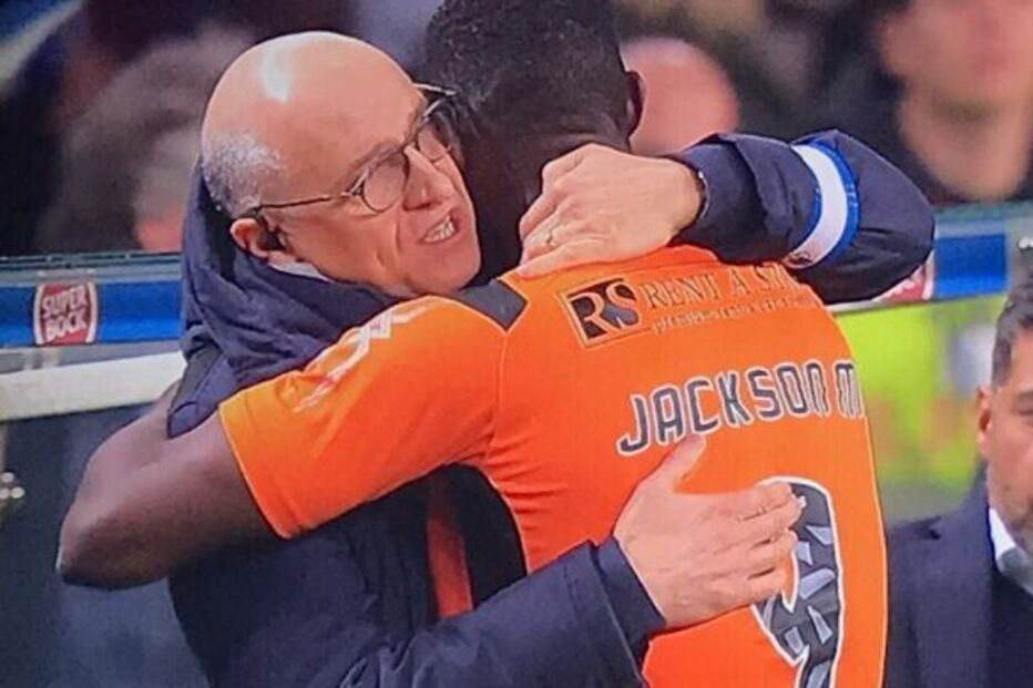 Jackson Martinez abraçado ao médico que o acompanhou nos tempos do FC Porto