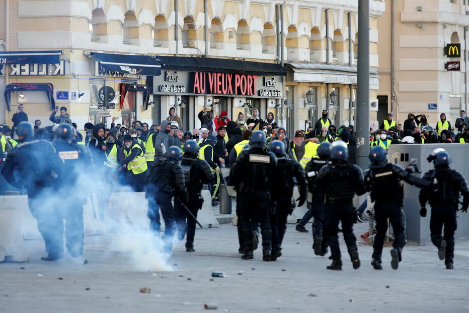Coletes amarelos protestam em França. Carros incendiados e lojas vandalizadas