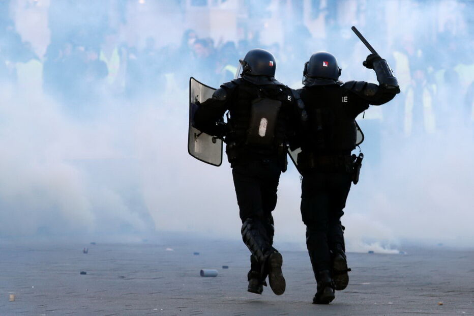 Coletes amarelos protestam em França. Carros incendiados e lojas vandalizadas