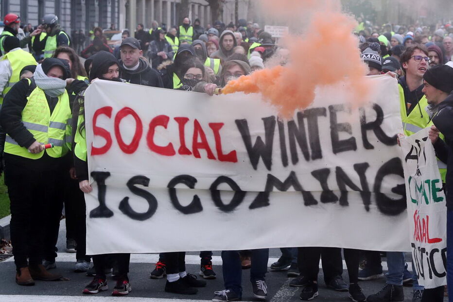 Coletes amarelos protestam em França. Carros incendiados e lojas vandalizadas
