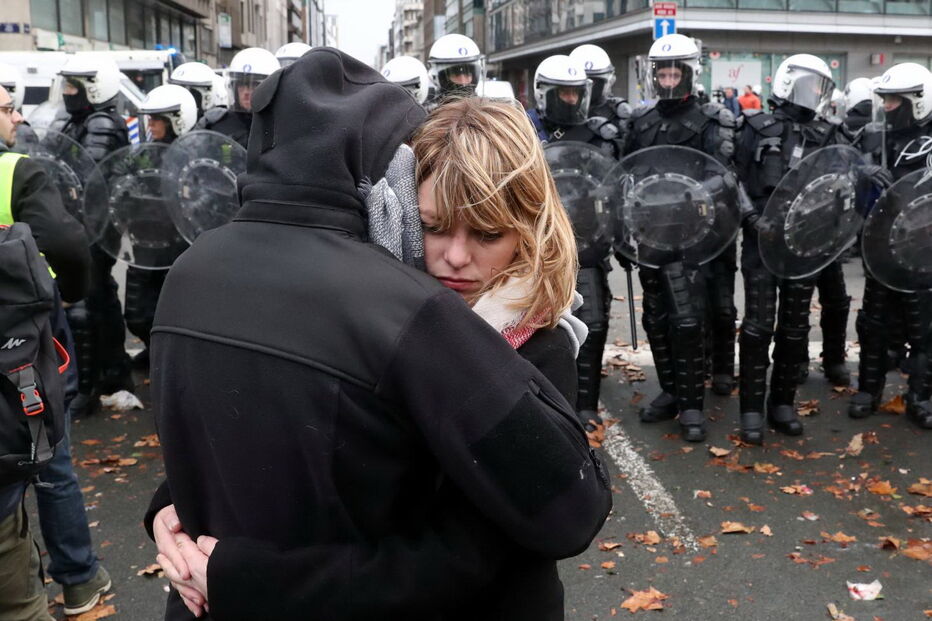 Coletes amarelos protestam em França. Carros incendiados e lojas vandalizadas
