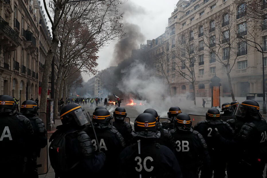 Coletes amarelos protestam em França. Carros incendiados e lojas vandalizadas