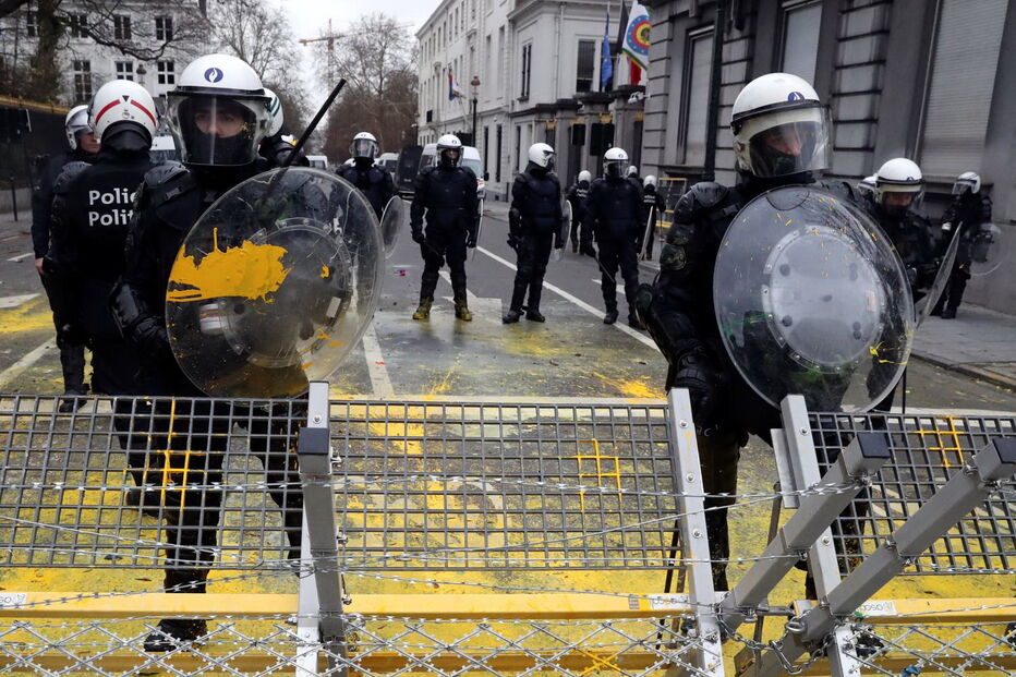 Coletes amarelos protestam em França. Carros incendiados e lojas vandalizadas