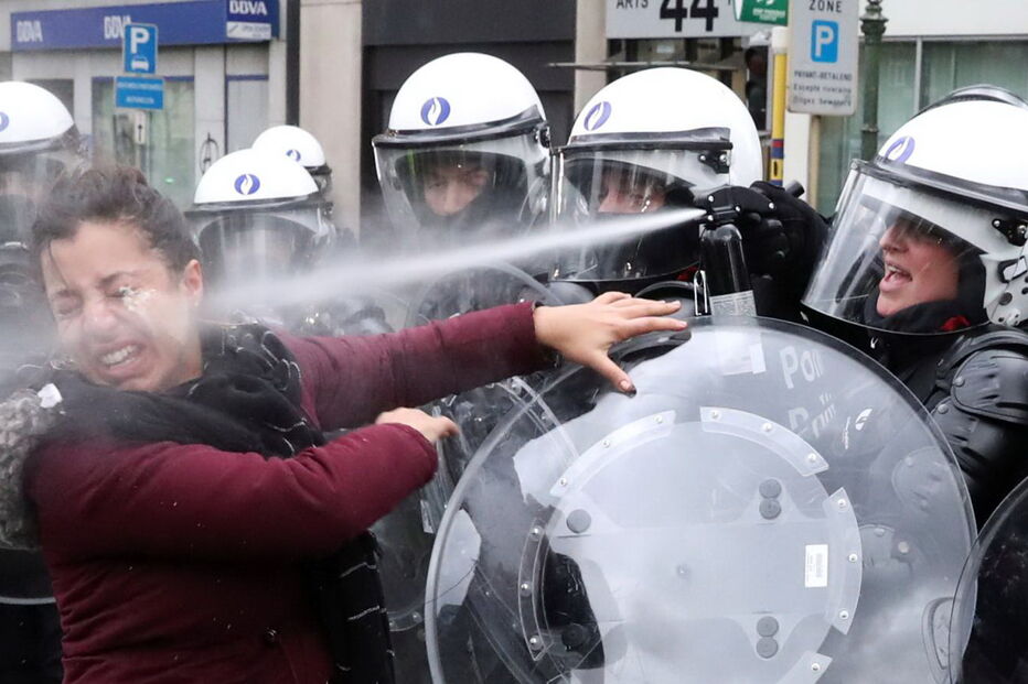 Coletes amarelos protestam em França. Carros incendiados e lojas vandalizadas