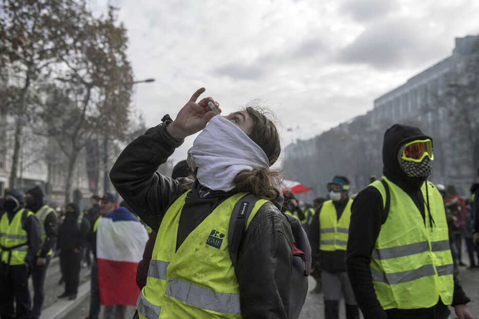 Coletes amarelos protestam em França. Carros incendiados e lojas vandalizadas