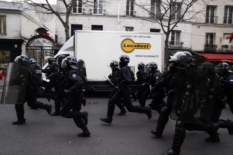 Coletes amarelos protestam em França. Carros incendiados e lojas vandalizadas