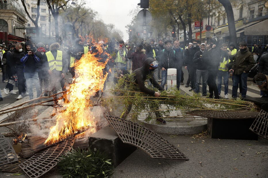 Coletes amarelos protestam em França. Carros incendiados e lojas vandalizadas