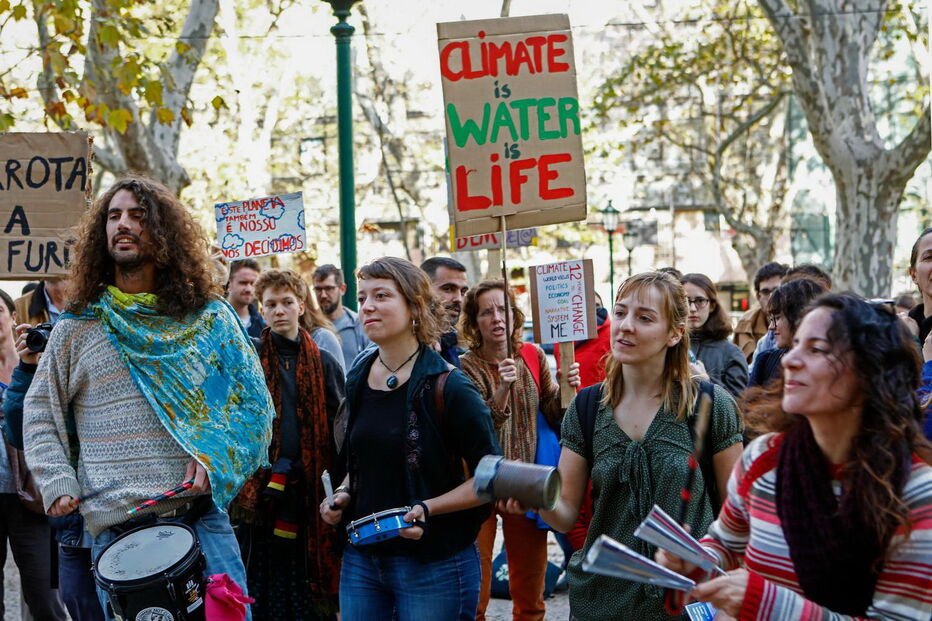 Cerca de 50 manifestantes em Lisboa em defesa do clima