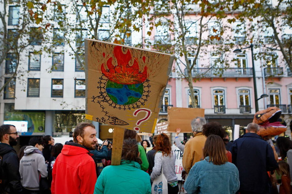Cerca de 50 manifestantes em Lisboa em defesa do clima