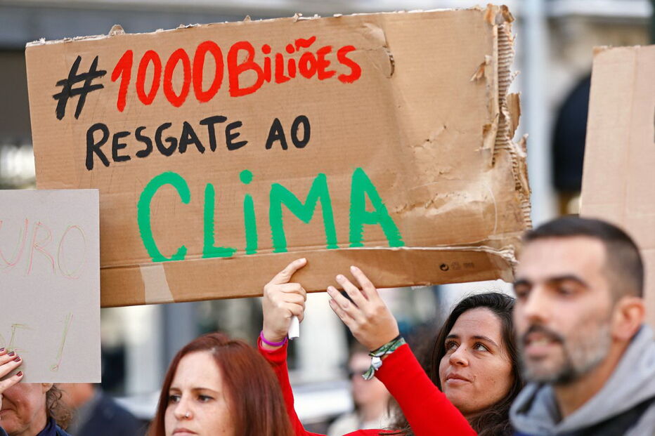 Cerca de 50 manifestantes em Lisboa em defesa do clima