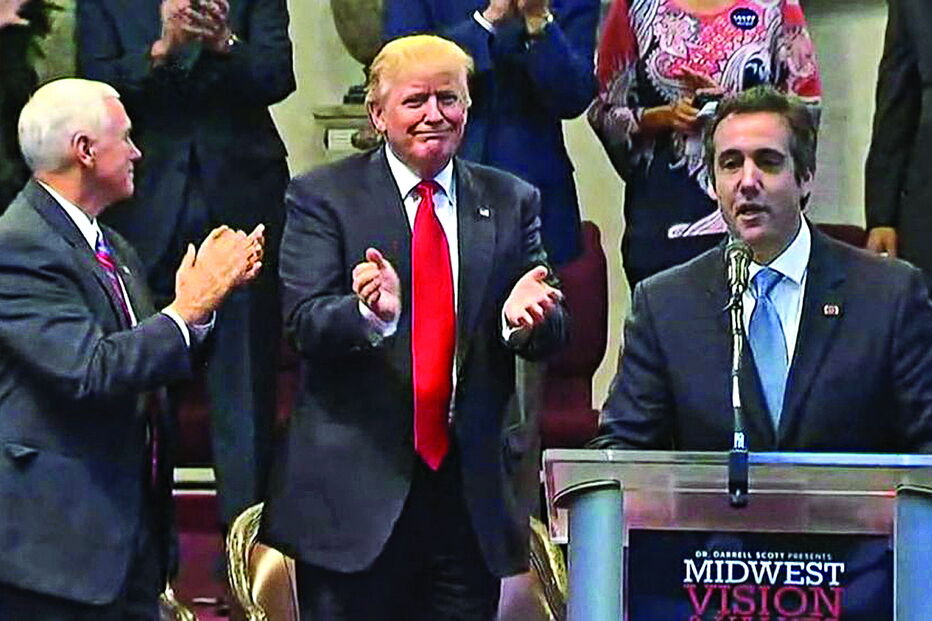 Cohen (à direita na foto) foi advogado e assessor de Trump e está a colaborar com a comissão especial de Robert Mueller