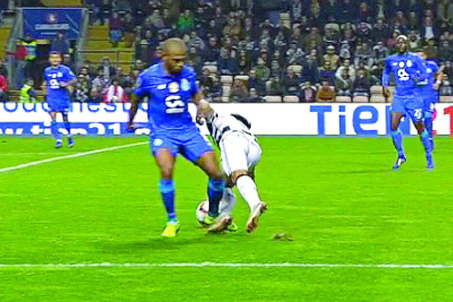 Brahimi faz falta sobre Rochinha no Bessa. Árbitro manda seguir. De novo o VAR não vê lance passível de penálti 