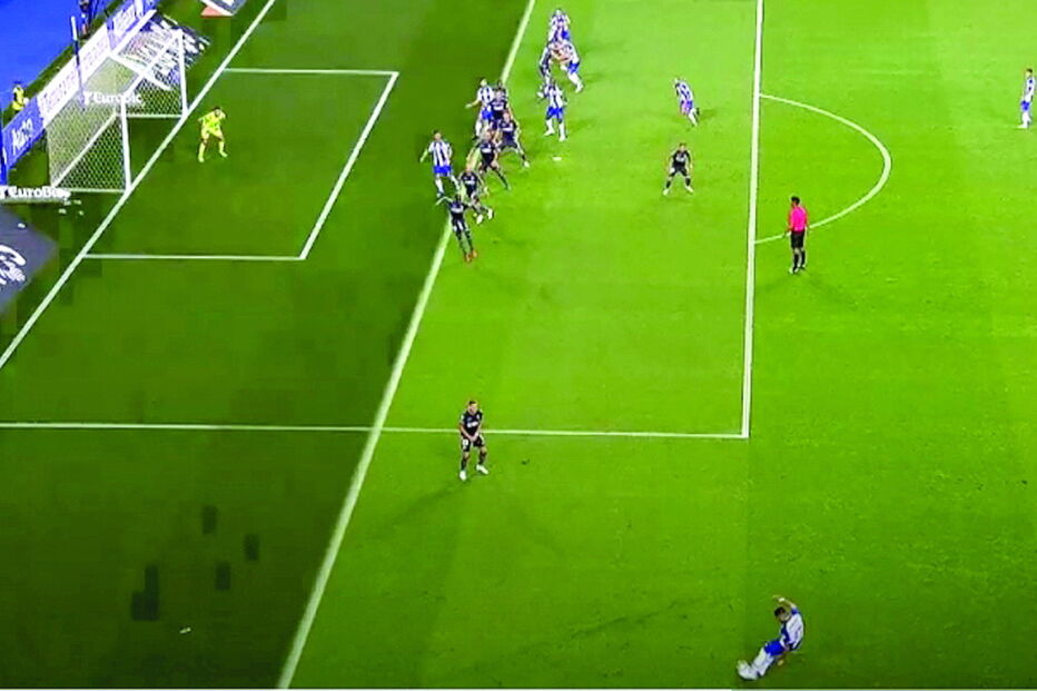 André Pereira marca em fora de jogo. Comunicação VAR e árbitro falharam 