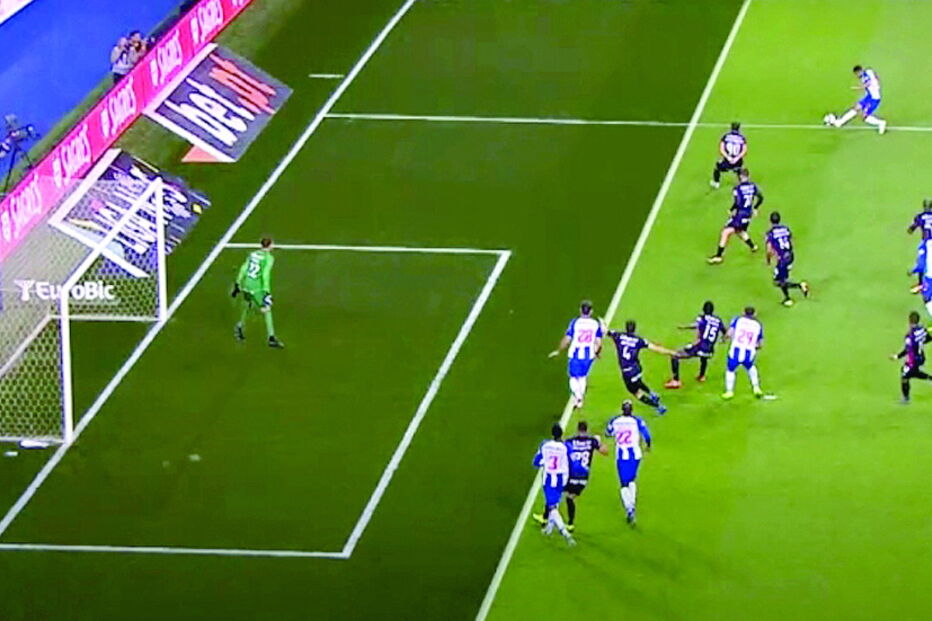 Felipe faz golo em posição irregular. Juiz nada assinala