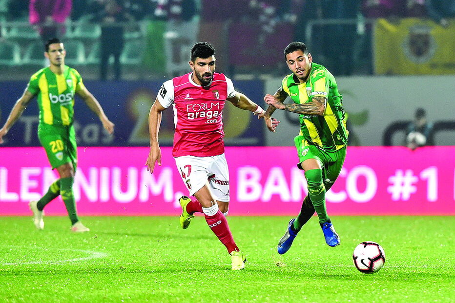 Esgaio (do Sp. Braga) parece levar a melhor sobre Sergio Peña. Ricardo Costa (Tondela) assiste à distância