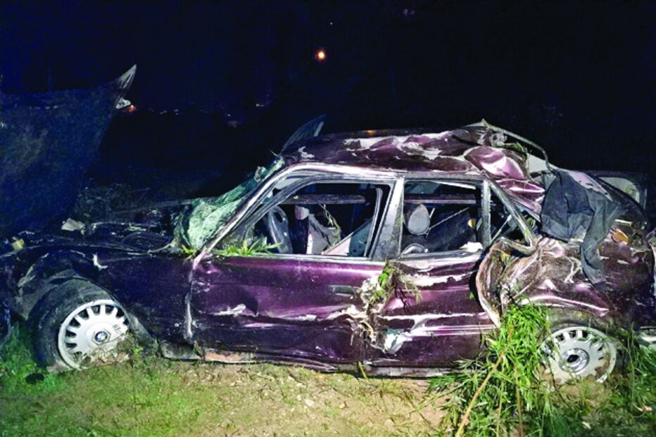 Automóvel ficou destruído   