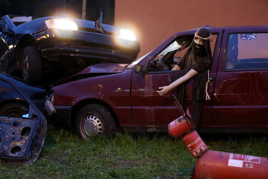 Bombeiros de Braga fazem presépio em cenário de acidente com José, Maria e o Menino Jesus