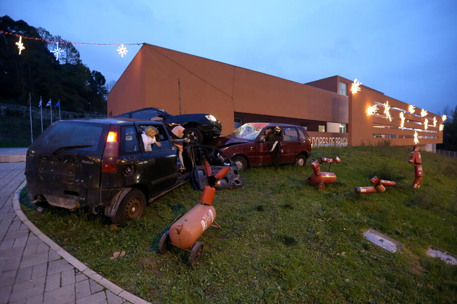 Bombeiros de Braga fazem presépio em cenário de acidente com José, Maria e o Menino Jesus