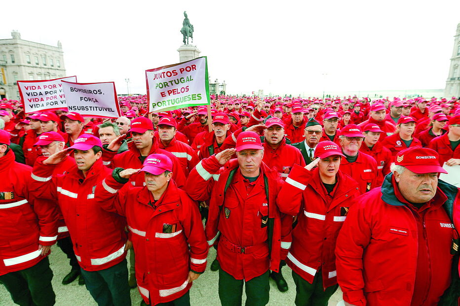 Bombeiros em protesto  contra os diplomas sobre as estruturas de comando aprovados pelo Governo  