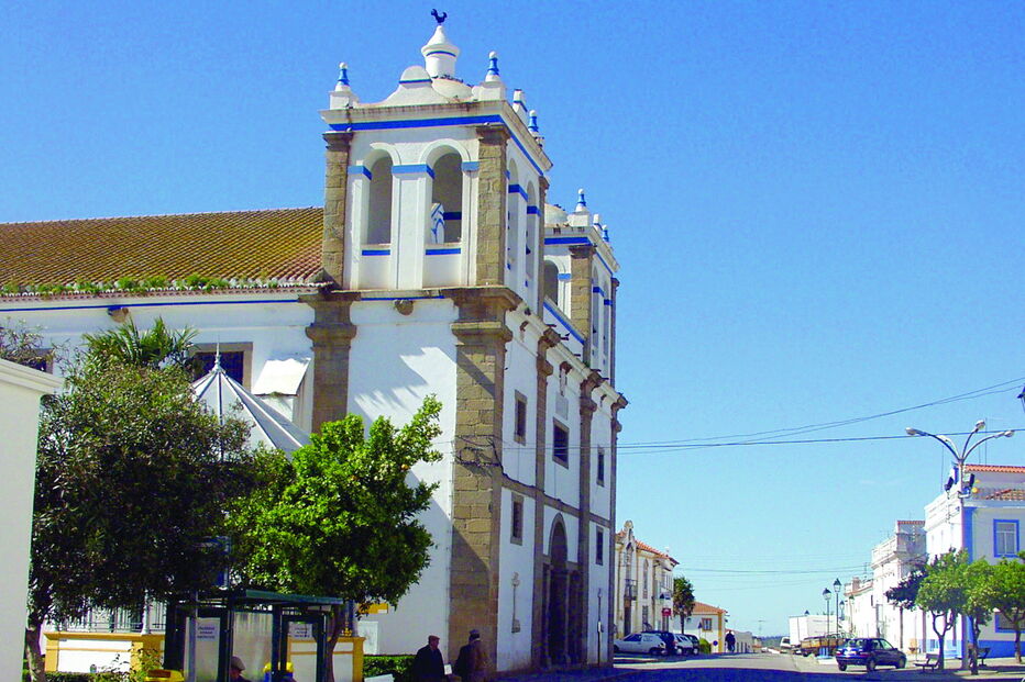 Padre e coro da igreja de Fronteira estão atentos