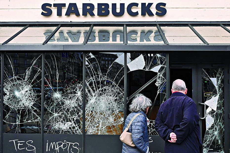 Vandalismo marcou uma vez mais os protestos com várias lojas a serem pilhadas por manifestantes