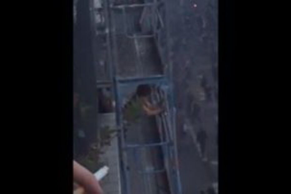 Casal apanhado a fazer sexo durante protesto dos 'coletes amarelos' em Paris