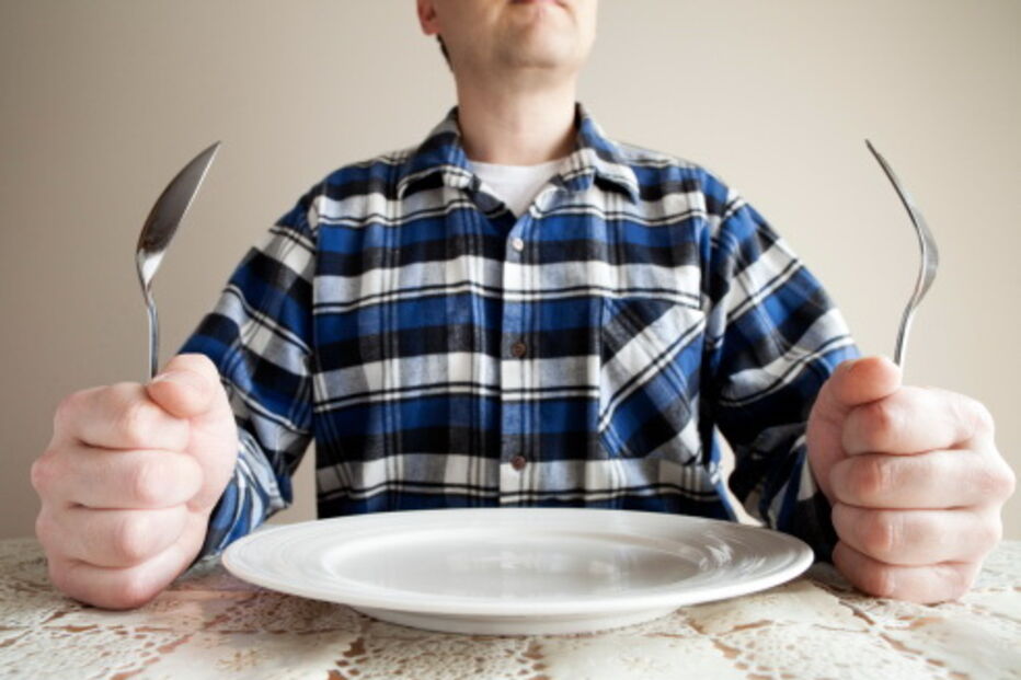 Homem diz não comer nada e afirma receber os nutrientes 