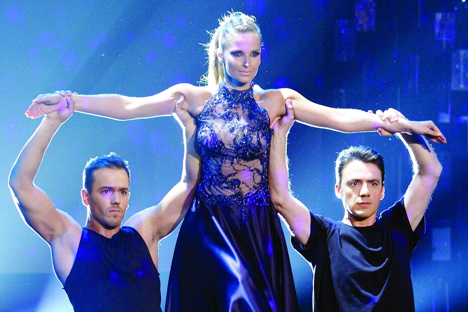 Cristina Ferreira levada em ombros por Pedro Teixeira e Alberto Rodrigues, na última edição, em 2015 