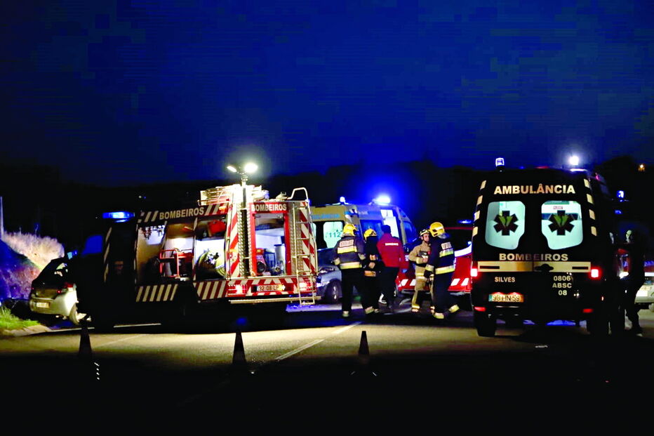 Bombeiros de Silves socorreram três vítimas após uma colisão frontal na estrada que liga Silves a Lagoa 