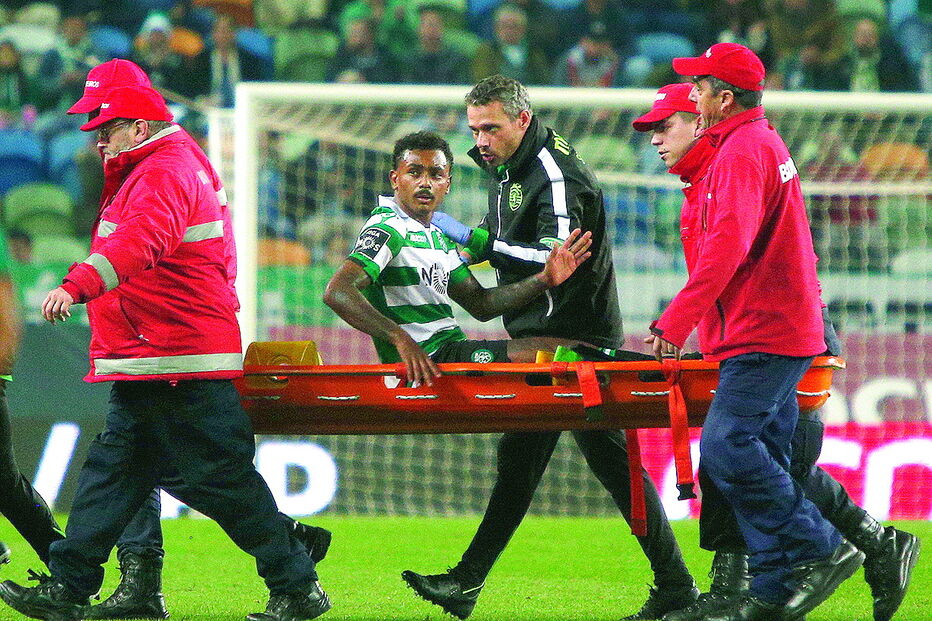 Wendel saiu de maca do relvado mas quis voltar a entrar, o que não agradou aos médicos da equipa leonina 