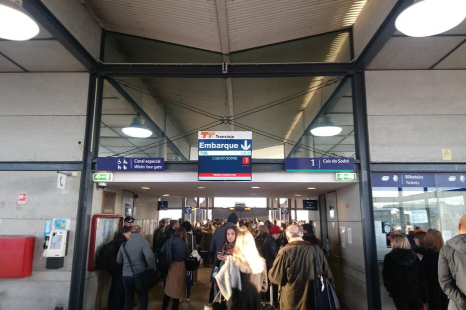 Passageiros invadem barco no Seixal e levam ao corte da circulação marítima