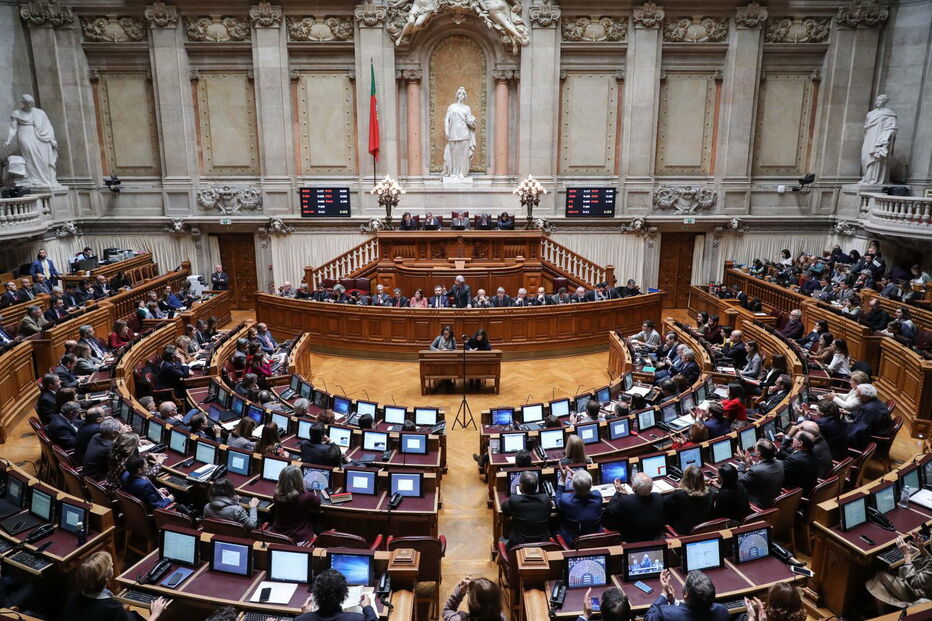 Tensão social marca último debate quinzenal do ano