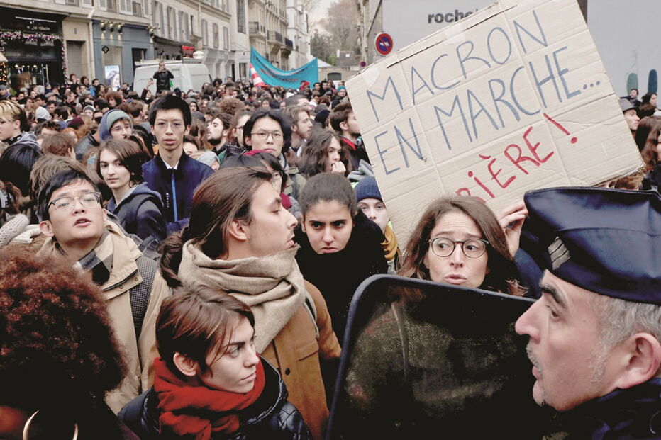 Revolta contra o governo francês não acalmou depois do recuo do presidente  