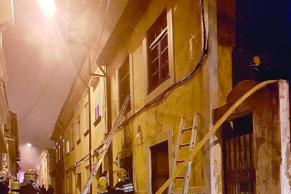 Homem julgado por incendiar casa onde vivia com a mulher e o filho menor