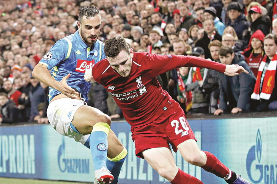 Robertson (Liverpool) tenta passar por Maksimovic (Nápoles)