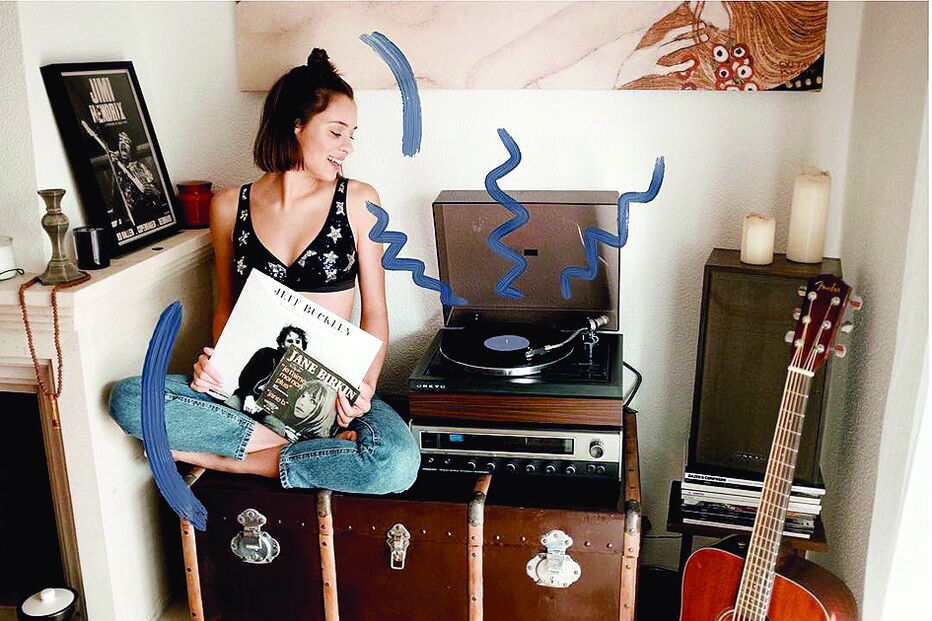 Atriz com um sutiã com estrelas 