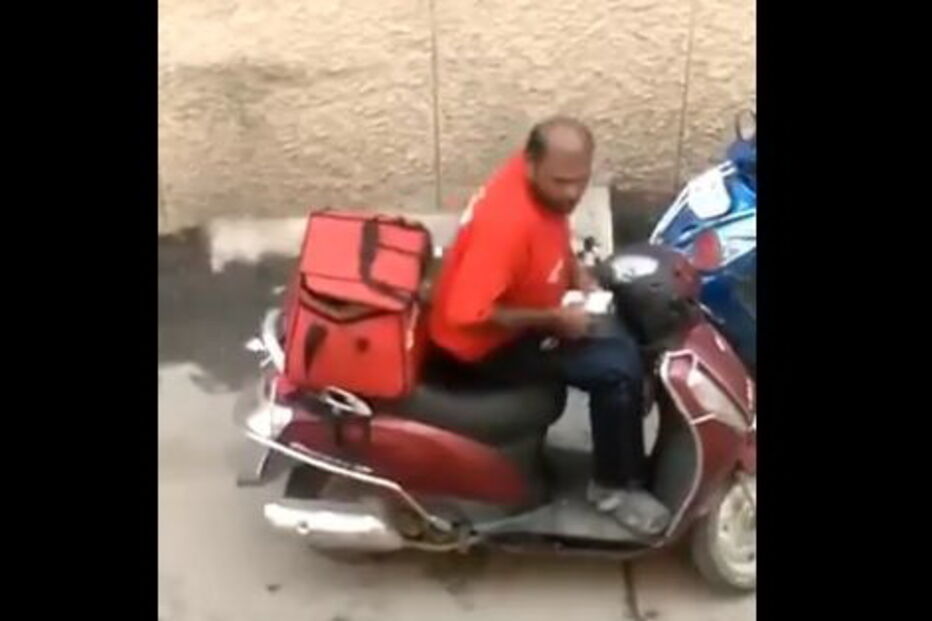 Funcionário come refeição de cliente antes de fazer a entrega