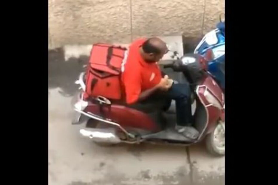 Funcionário come refeição de cliente antes de fazer a entrega