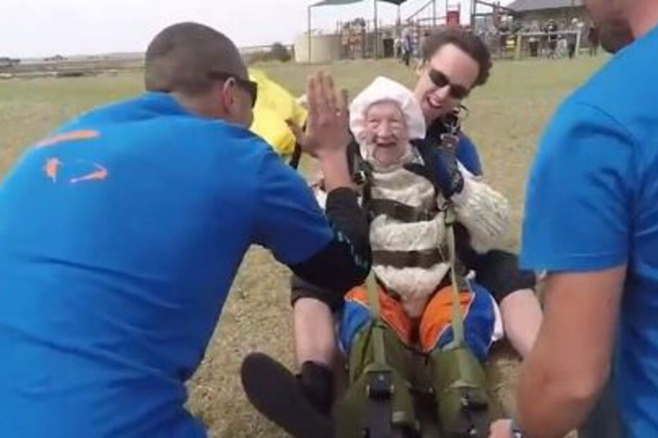 Avó radical salta de paraquedas aos 102 anos
