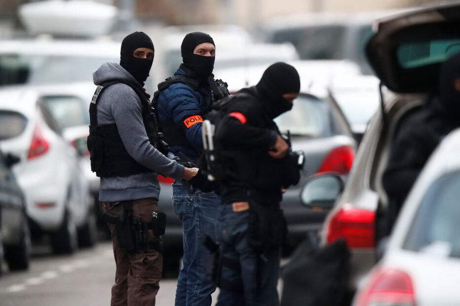Brigadas de intervenção francesas preparam operação no distrito de Neudorf em Estrasburgo