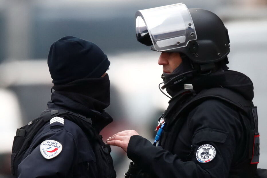 Brigadas de intervenção francesas preparam operação no distrito de Neudorf em Estrasburgo