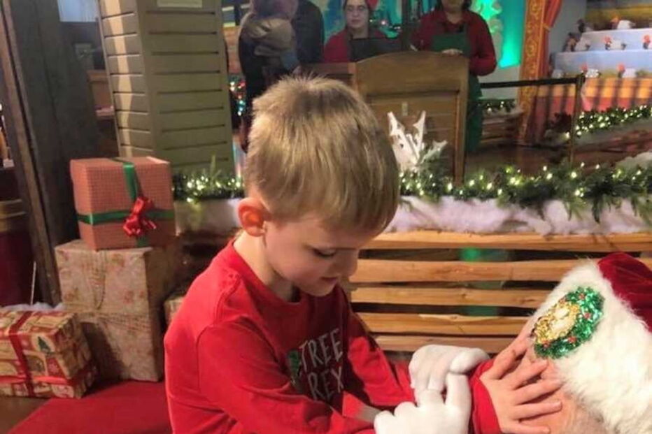 Menino cego e autista 'conhece' Pai Natal pela primeira vez em momento emocionante