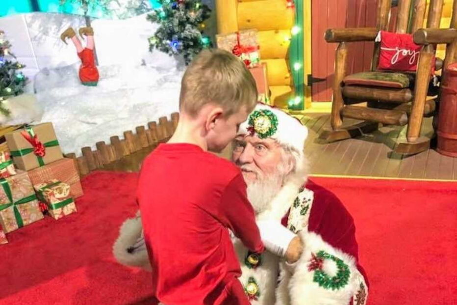 Menino cego e autista 'conhece' Pai Natal pela primeira vez em momento emocionante