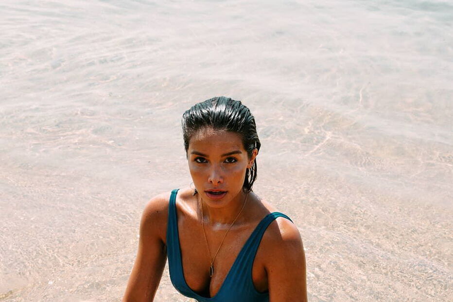 Atriz Inês Monteiro revela curvas sensuais