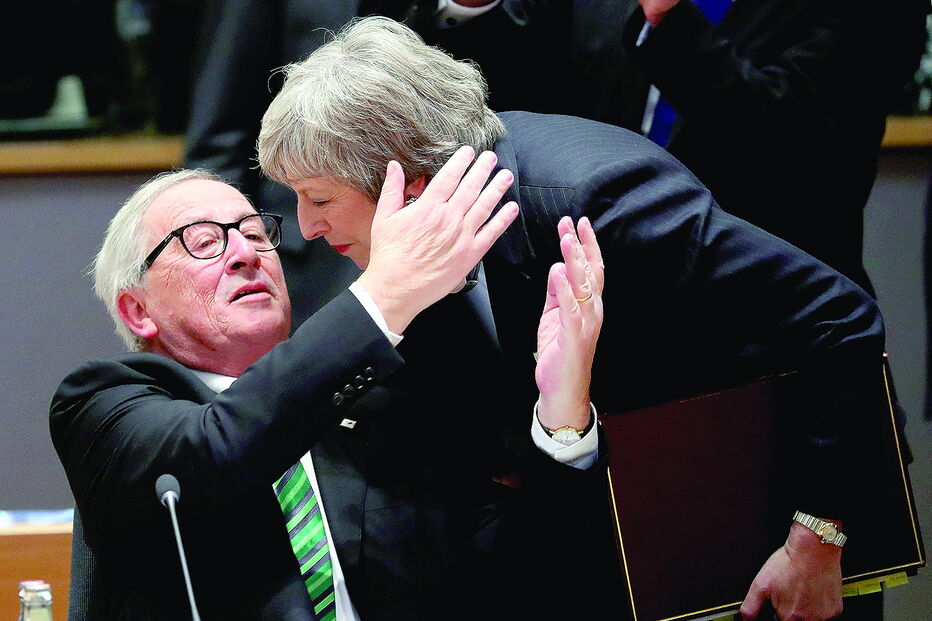 Theresa May foi a Bruxelas pedir concessões um dia depois de vencer disputa pela liderança do Partido Conservador 